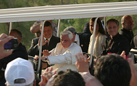 [포토] 압둘라 국왕 내외와 함께 침례터로 입장하는 교황