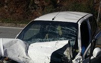 [포토] 충돌 사고로 처참하게 부서진 차량