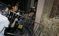 홍콩 反中시위대, 입법회 강제진입시도…바리케이드 철거에 반발