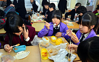 [포토] 학교 비정규직 총파업, 급식 차질... 도시락 먹는 학생들