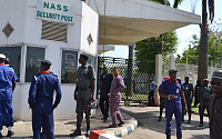 [포토] 나이지리아 상하원 폐쇄, 국회의사당 최루탄 발사
