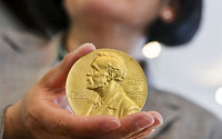노벨상 메달 경매 출품…수익금 '39억' 어디에 쓰이나 보니
