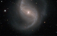 빗장나선은하 'NGC986 '모습 공개, 지구에서 가장 먼 은하…막대 끝 수많은 별이 특징