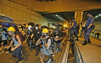 홍콩 反中 시위대, 정부청사 봉쇄 시도…경찰과 충돌