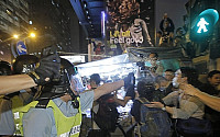 홍콩 시위대 경찰 충돌, 시위 구호는 “쇼핑을 원한다”… 왜?