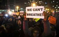 뉴욕시청 앞 시위대 “민주주의가 숨 쉴 수 없다”