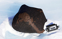 극지연구소, 남극 11kg 대형 운석 발견…진주 운석과 비교해 보니 '헉'