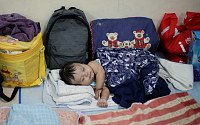 [포토] 태풍 하구핏 필리핀 강타... 대피소에서 잠든 아기