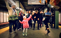 [붐업영상] 지하철역에서 춤에 빠진 소녀... 왜?