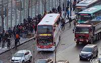 시범운행 중인 2층 버스 안전성 논란…&quot;서소문 고가도로에 걸린다&quot;