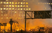 미국 LA, 아파트 단지 대형화재로 출근길 교통 마비