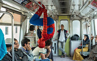 [포토] 지하철에 나타난 스파이더맨