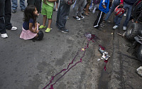 [포토] 온두리스에 만연한 폭력... 범죄현장 앞에 눈 감은 소녀