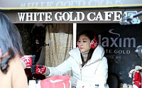 [포토] &quot;커피 드시고 가세요~&quot; 출근길에 커피 나눠주는 김연아