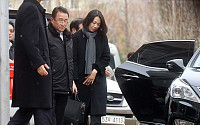 [포토] 국토부 출석위해 차에서 내리는 조현아 전 부사장