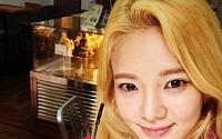 소녀시대 효연, 홍콩에서 근황 공개…화려한 의상 입고 아이스크림 먹는중