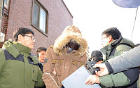 [포토] 슈퍼 여주인 살해사건 현장검증... "신고할까봐 살해했다"