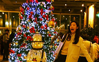 ‘선암여고 탐정단’ 스테파니리, ‘늘씬+엉뚱’ 크리스마스 트리 앞 찰칵