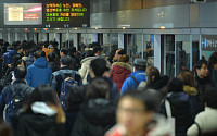 [포토] 서울 지하철 9호선 신호기기 이상 15분간 멈춰…현재는?