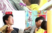 '슈퍼맨이 돌아왔다' 추사랑, 만세가 다가가 뽀뽀 '쪽'...'표정 보니, 사랑이 너도 좋구나~'