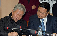 [포토]서명하는 '김동만 한국노총위원장'