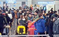 [포토] 크리스마스 징검다리 연휴, 붐비는 인천공항