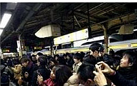 [포토] 日지하철 투신사고, 시민들 사진찍기에만 열중