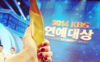 야노시호, 2014 KBS 연예대상 트로피 인증 “우리 인기상 수상했어요”