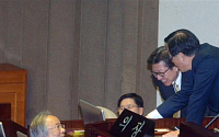 [포토] 악수하는 정의화 국회의장과 이주영 전 장관