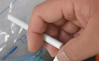 [포토] 새해부터 담뱃값 인상... '까치담배' 구입하는 시민
