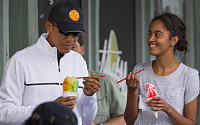 [포토] 오바마 대통령, 딸과 함께 아이스크림 먹으며 망중한