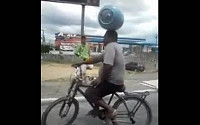 [붐업영상] 가스통 머리에 얹고 자전거 타는 '배달의 달인'