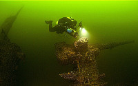 [포토] 침몰 잠수함 조사하는 잠수부