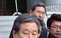 [포토] 취재진 질문에 답하는 김무성 대표