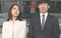 [포토] 한국-쿠웨이트전 관람하는 박지성ㆍ김민지 부부 '진지한 표정'