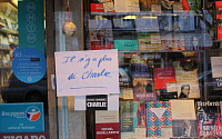 [포토] 파리 서점에 내걸린  '샤를리 엡도 다 팔렸습니다'... 최신호 매진 열풍