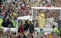 교황 “약자 위해 슬퍼하는 법 배워야”…필리핀 미사에 700만 운집