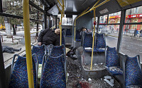 [포토] 우크라이나 도네츠크서 버스에 포탄 떨어져... 18명 사상