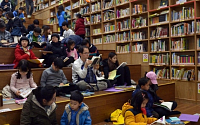 [포토] 포근한 휴일… 서울도서관 나들이