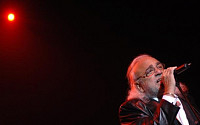 그리스 가수 데미스 루소스 사망...향년 68세