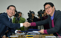 [포토] 악수하는 박원순 서울시장과 이석우 다음카카오 공동대표