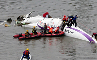 [포토] 대만 여객기 추락, 최소 9명 사망... 한국인 탑승 여부는?