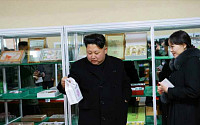 [포토] 화장품 공장 간 북한 김정은... 흐뭇한 미소로 오빠 바라보는 김여정
