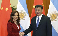 국빈 방문 아르헨 대통령, 중국인 조롱…‘L’과 ‘R’ 구별 못해