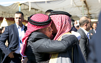 [포토] 요르단 국왕, IS에 화형 당한 조종사 아버지 위로... &quot;IS와 끝까지 싸울 것&quot;