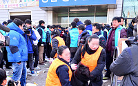 [포토] 강남구 구룡마을 자치회관 철거... 끌려나오는 주민들