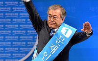 [포토]문재인 '덩실덩실(?) 승리예감(?)'