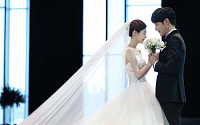 [포토] 윤상현-메이비 결혼식 사진 &quot;평생 행복하겠습니다&quot;
