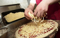 [오늘의 미국화제] 쫀득한 피자가 생각나는 ‘내셔널 피자 데이’·그래미를 뜨겁게 달궜던 ‘케이티 페리’