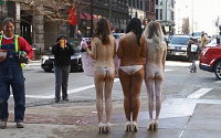 [포토] 알몸으로 거리 시위하는 여성들, 도대체 왜?